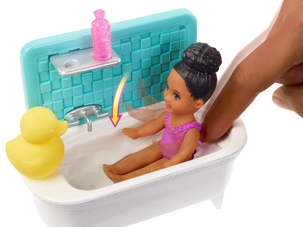 Barbie Bambola Skipper con Vasca da Bagno, Bambina Che Muove Le Braccia e Accessori
