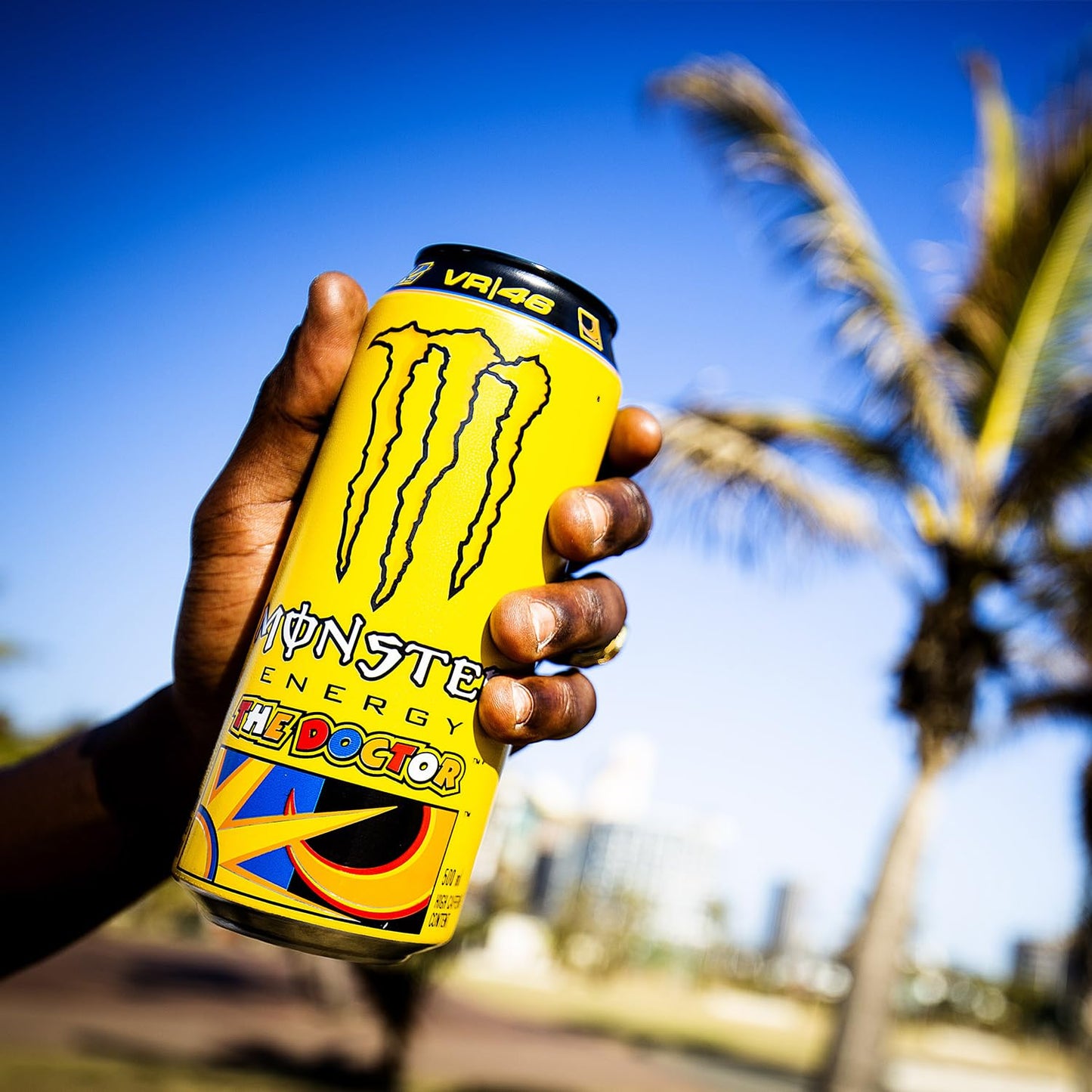 Monster Energy The Doctor – 12 Lattina da 500 ml, Energy Drink in Collaborazione con Valentino Rossi, Bevanda Energetica al Gusto Leggero e Rinfrescante di Agrumi