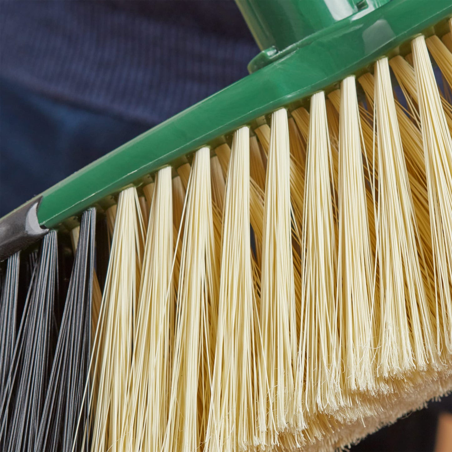 Spontex Eco Green Scopa Indoor, per interni in materiali riciclati al 100%, con manico telescopico, 2 diversi tipi di setole, 19800209