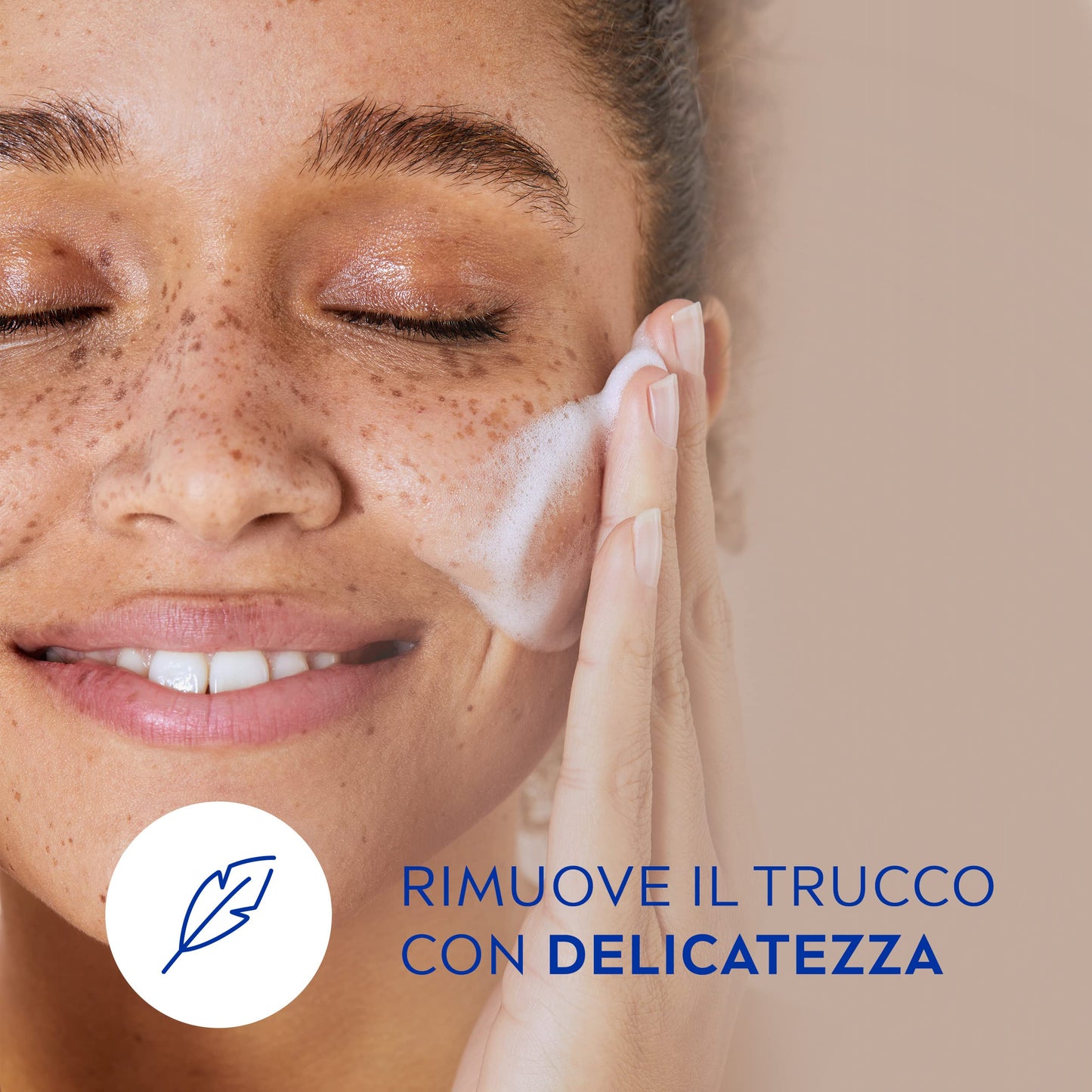NIVEA NATURALLY CLEAN Struccante Viso 75 g, Struccante solido al 100% naturale con Estratto di Tè Nero, Struccante viso solido detergente e purificante con formula vegana