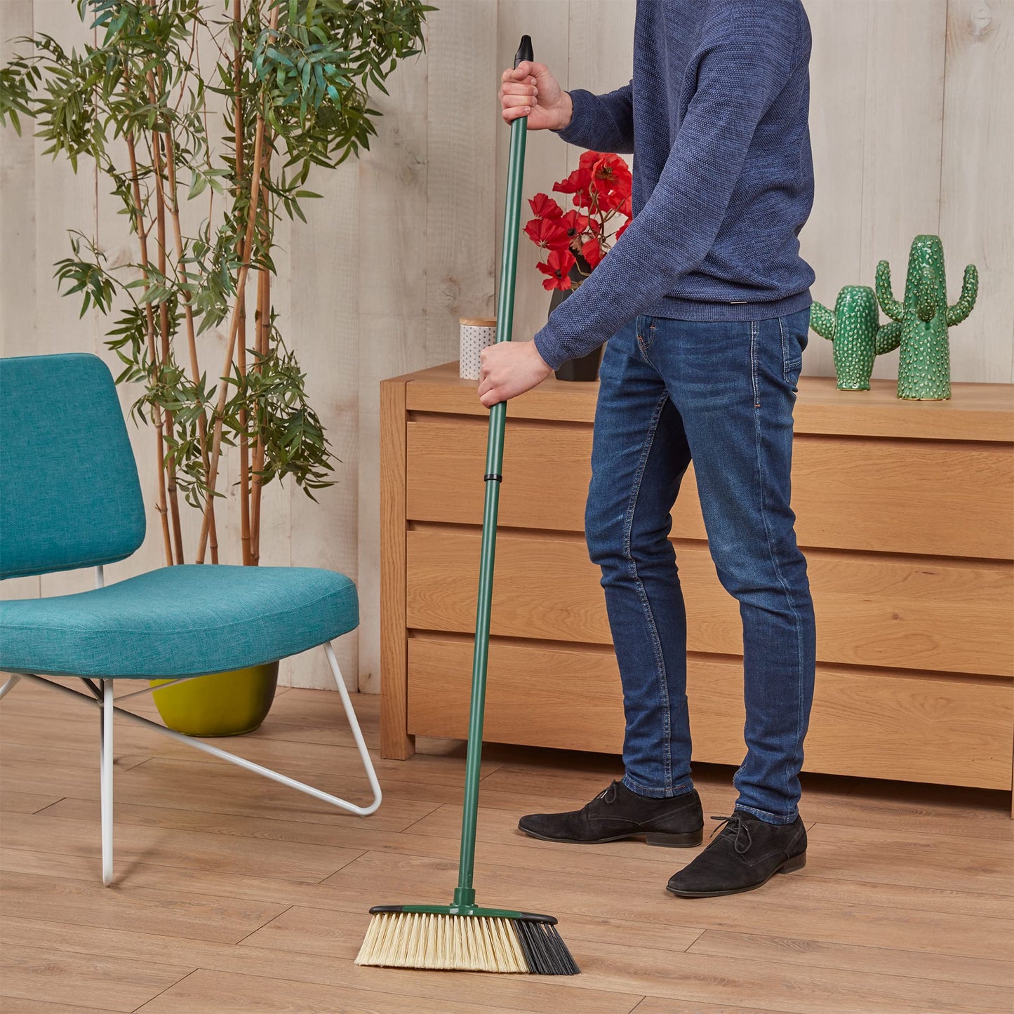 Spontex Eco Green Scopa Indoor, per interni in materiali riciclati al 100%, con manico telescopico, 2 diversi tipi di setole, 19800209