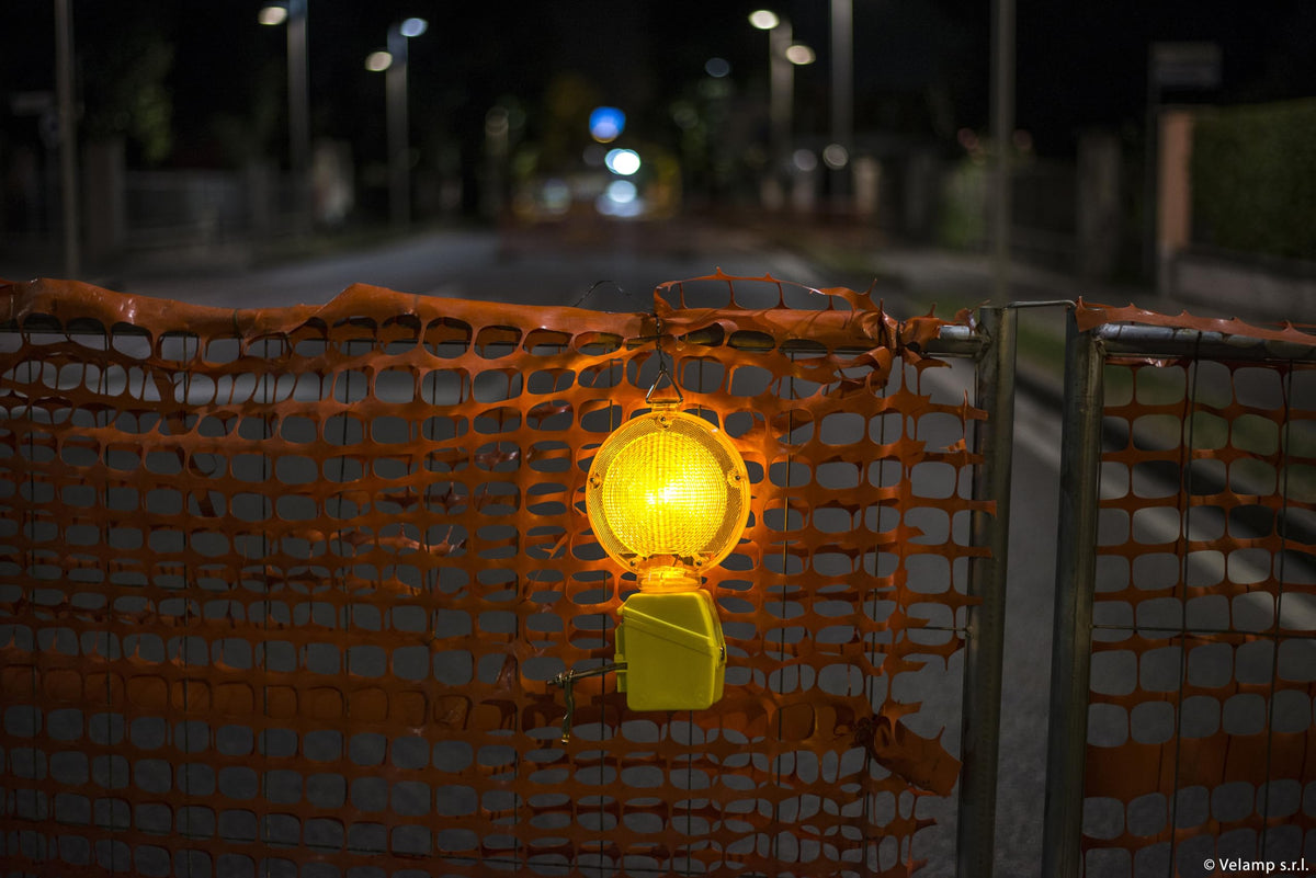 VELAMP Lampeggiatore stradale a 2 LED - Sensore crepuscolare - Modalità fissa o intermittente - Alta visibilità Giorno/Notte, Resistente agli agenti atmosferici – Funziona a batteria