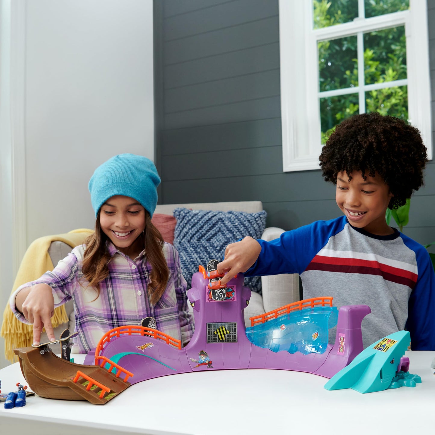 Hot Wheels Skate - Skatepark della Piovra, Playset con esclusivo fingerboard e un paio di scarpe da skate rimovibili, box per riporre tavole e scarpe, giocattolo per bambini, 5+ anni, HMK01