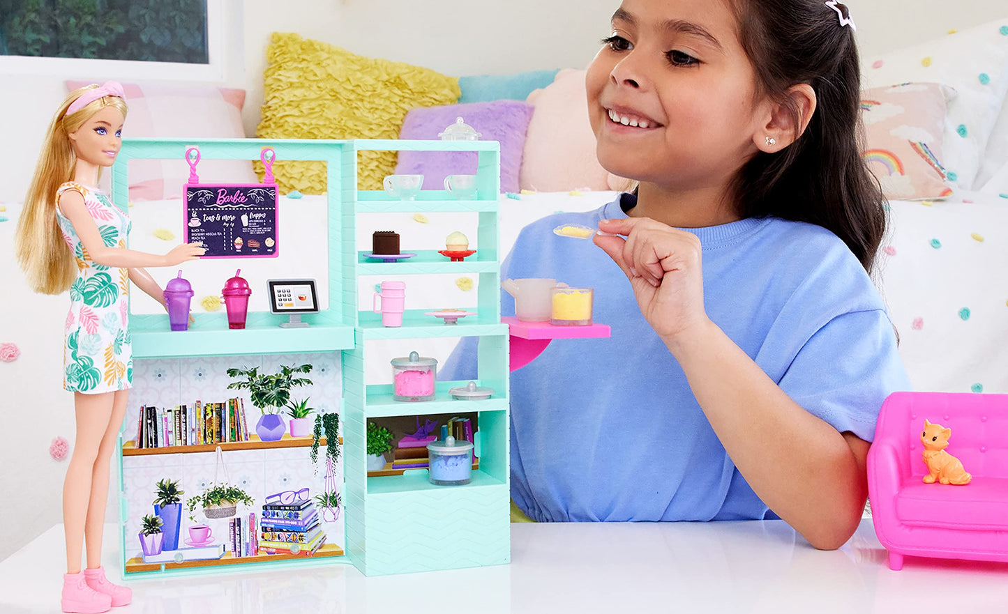 Barbie - Caffetteria Dolci Momenti, playset con teiera cambia colore, 1 gattino, mobili e 21+ accessori, giocattolo per bambini, 5+ anni, HKT94