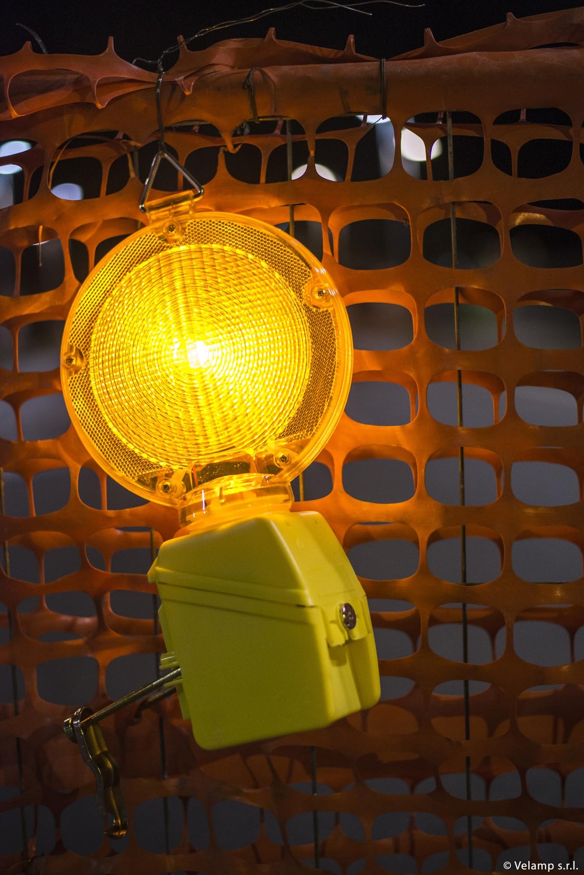 VELAMP Lampeggiatore stradale a 2 LED - Sensore crepuscolare - Modalità fissa o intermittente - Alta visibilità Giorno/Notte, Resistente agli agenti atmosferici – Funziona a batteria