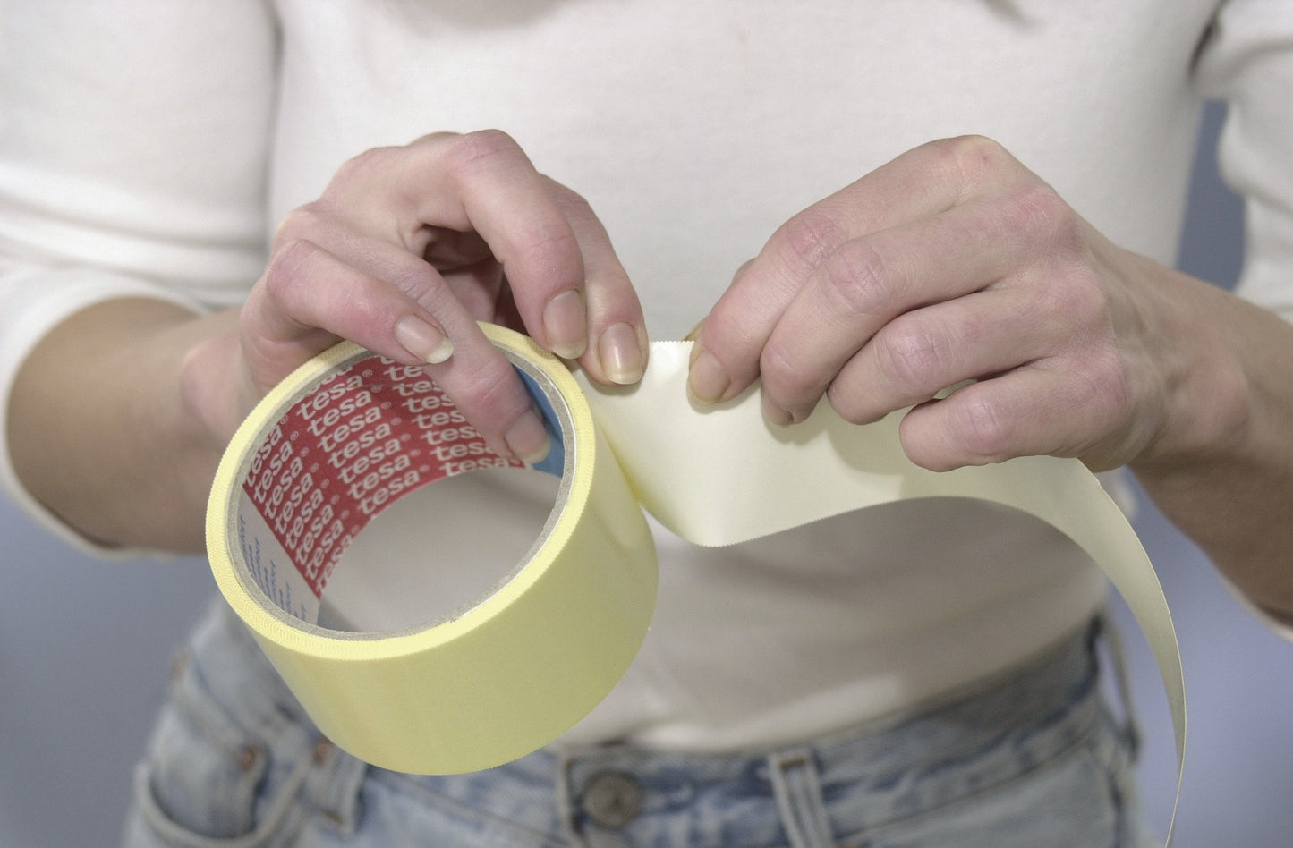 Tesa Nastri Biadesivo Universale - Biadesivo Versatile per il Fissaggio di Tappeti, per Lavori Manuali e Decorazione di Interni - 5 m x 50 mm