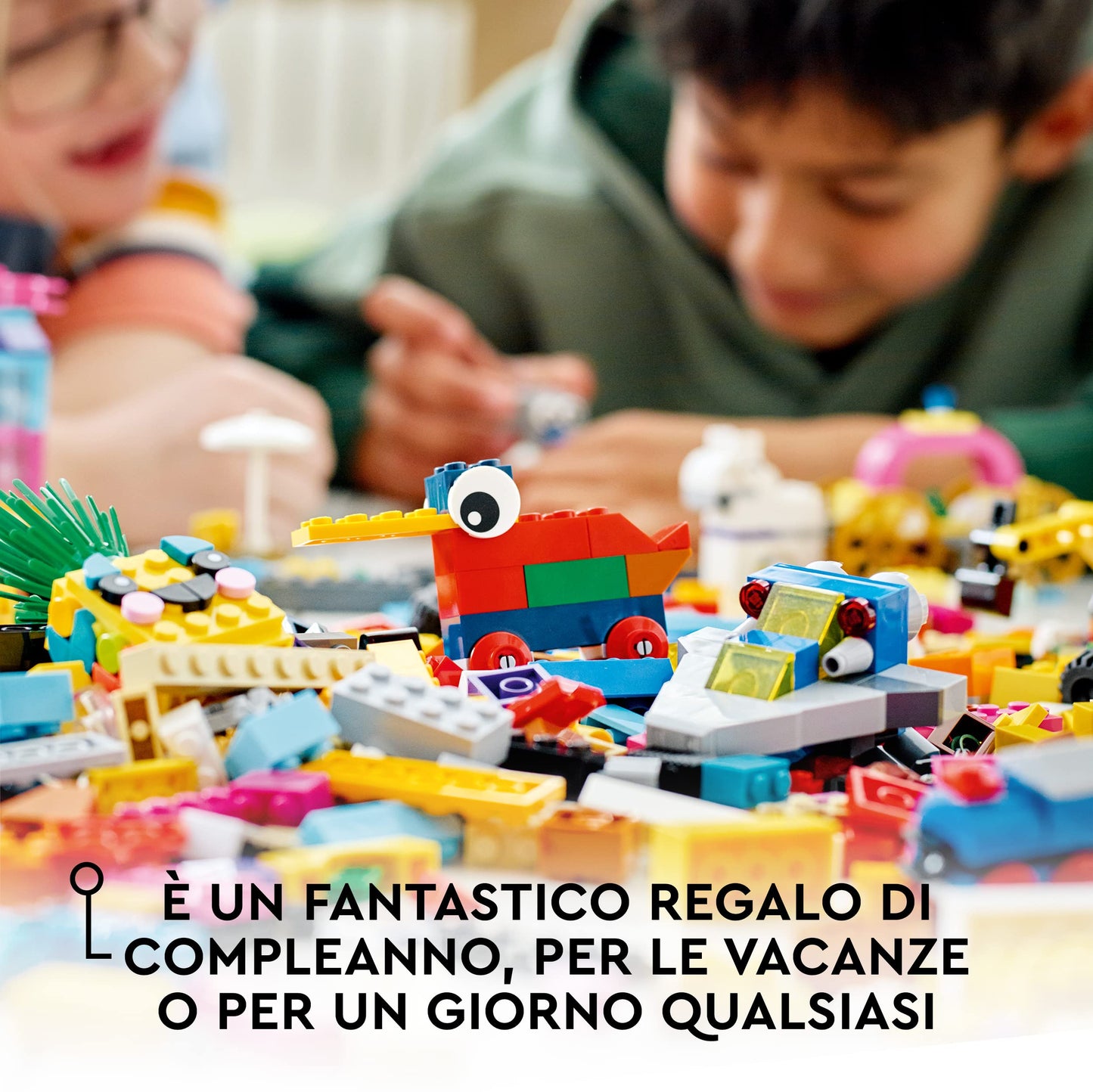 LEGO 11021 Classic 90 Anni di Gioco, Scatola con Mattoncini Colorati per 15 Mini Costruzioni di Modelli Iconici come un Treno Giocattolo, Giochi per Bambini dai 5 Anni