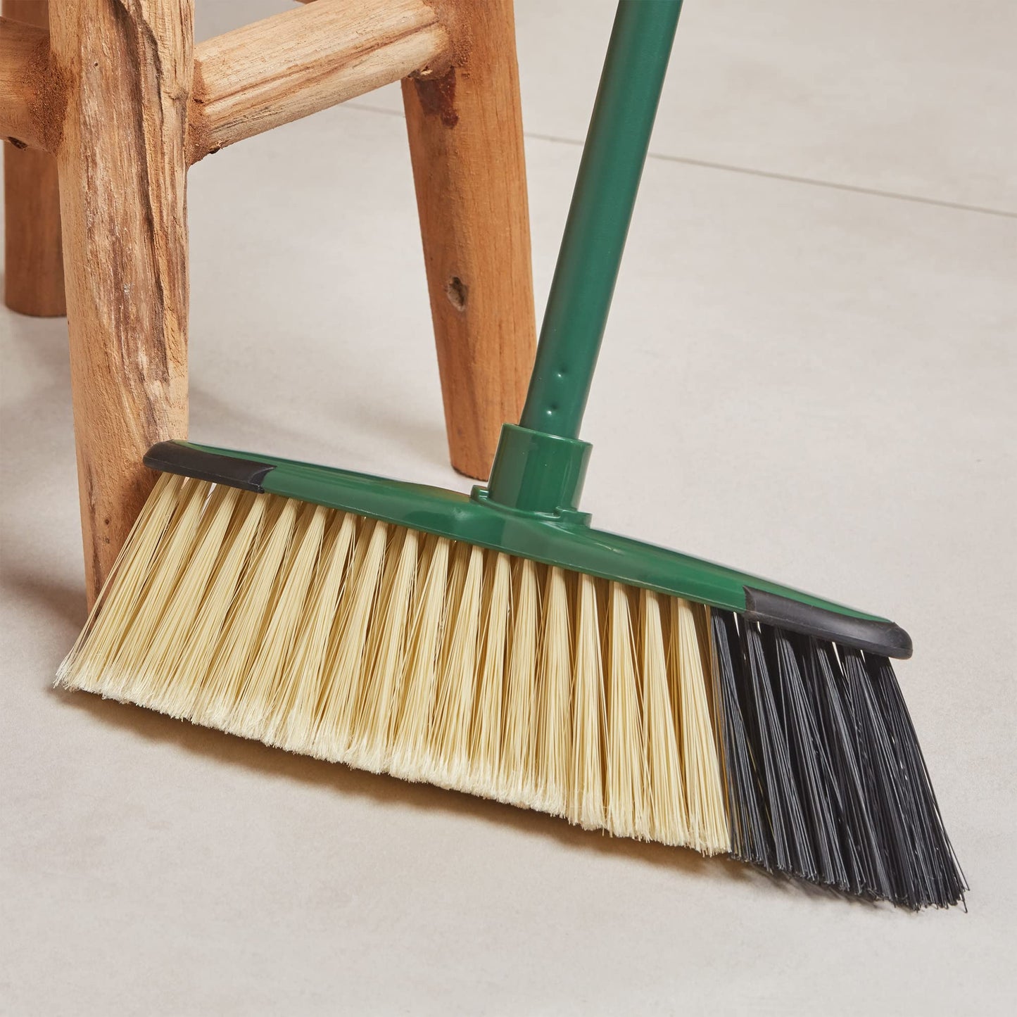 Spontex Eco Green Scopa Indoor, per interni in materiali riciclati al 100%, con manico telescopico, 2 diversi tipi di setole, 19800209