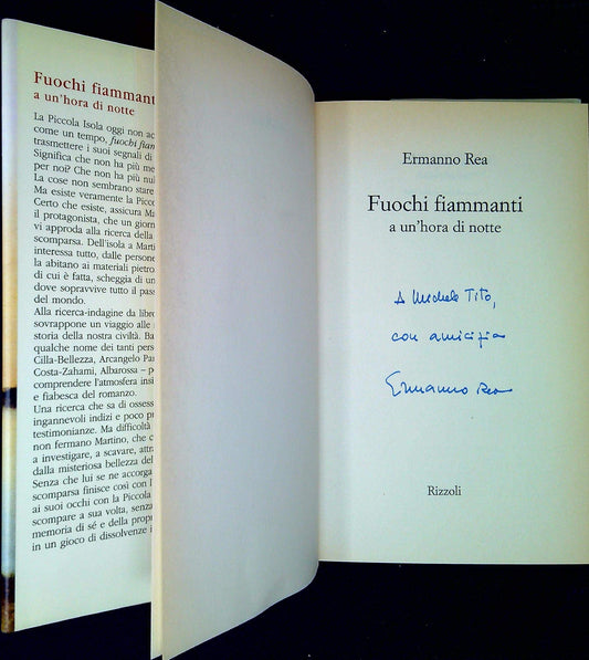 Fuochi fiammanti a un'hora di notte