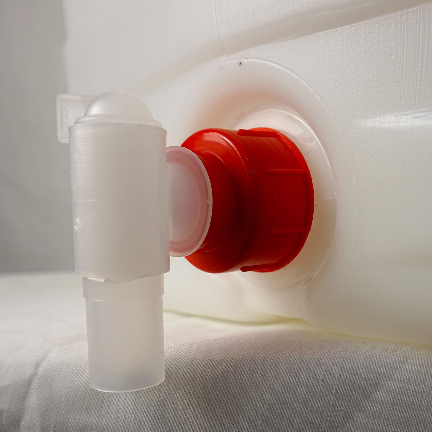 Bottiglione in plastica (HDPE), quadrato con collo largo e rubinetto, capacità 50 Lt, maniglie laterali in plastica e tappo a vite (incluso)