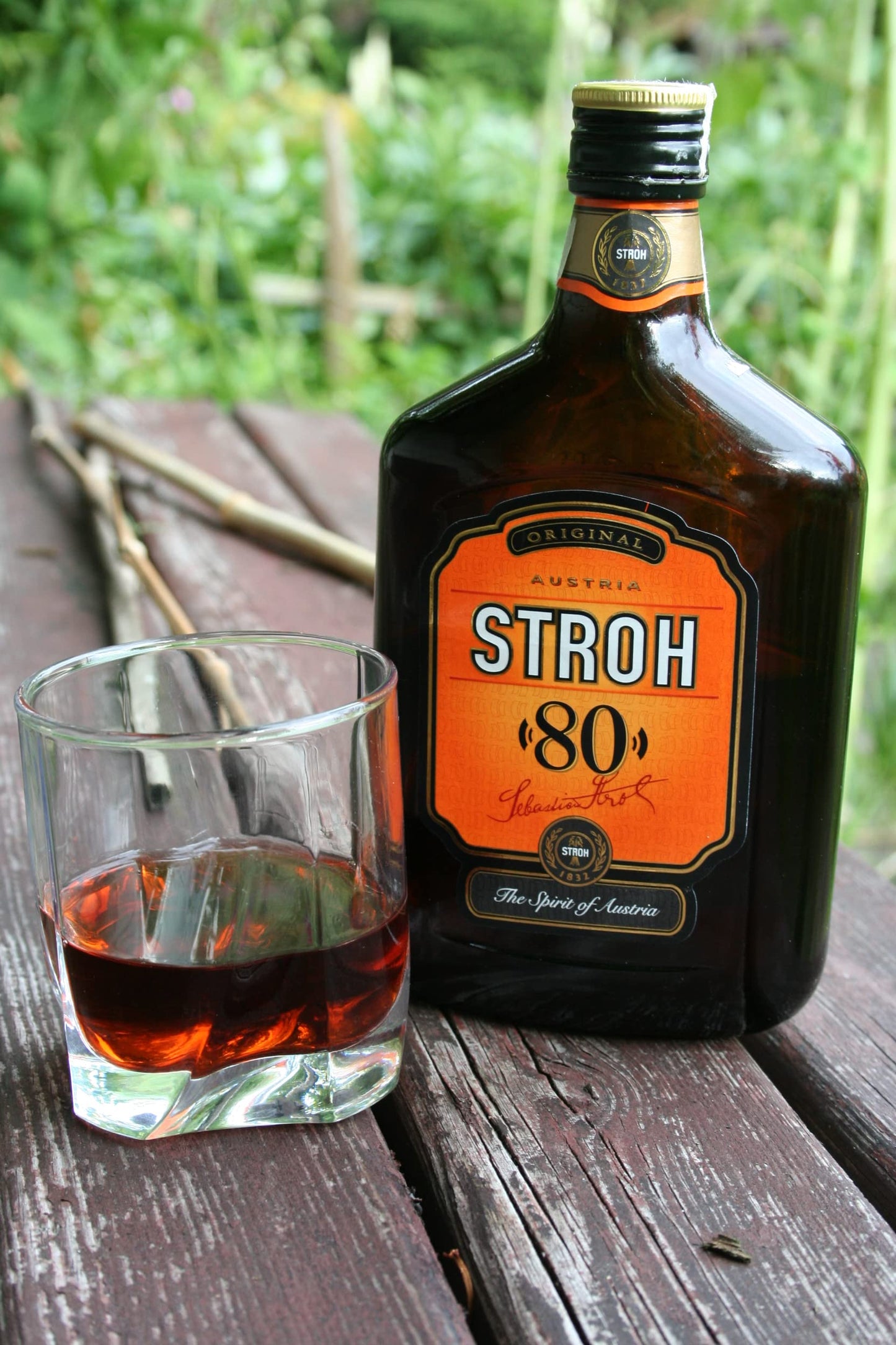 RUM STROH 80 Austria Inlander Rum 70 cl,Original STROH Inländer Rum,essenza di rum per tradizione culinaria e panificatrice austriaca in pasticcini, torte e dessert ed moderni Cocktails