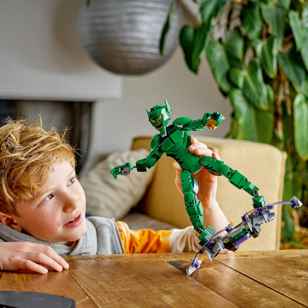 LEGO | Marvel Personaggio Costruibile di Goblin, Gioco d'Azione per Bambini e Bambine da 8 Anni, Action Figure del Nemico di Sider-Man con Arti Snodabili, Aliante e Bombe-Zucca, Idea Regalo 76284