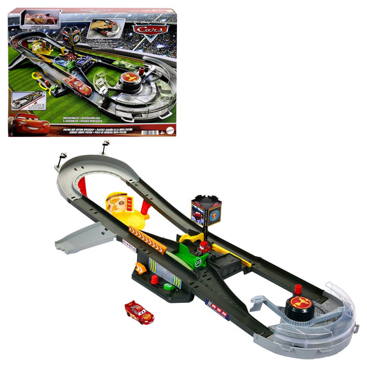 Mattel Disney Pixar CARS - Pista Azione Piston Cup, playset pista interattiva con macchinina die-cast Saetta McQueen inclusa, giocattolo per bambini, 4+ anni, HPD81